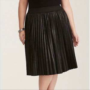 Torrid Plus Size 2X Black Pleated Elastic‎ Waist Midi Skirt